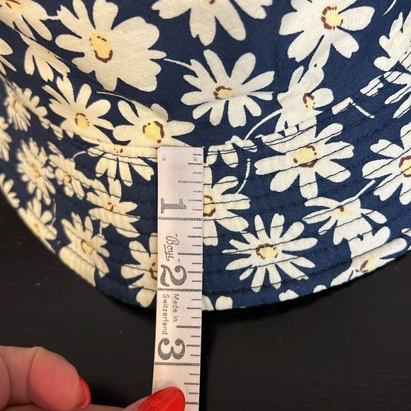 Reversible bucket hat daisies print/solid black. NWOT - Picture 5 of 9